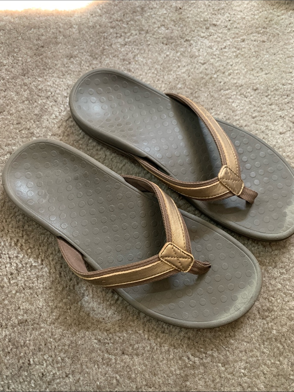Vionic Tide Brown and Gold Thong Flip Flop Sandals Sz 9 Beachy Coastal Shoe GUC